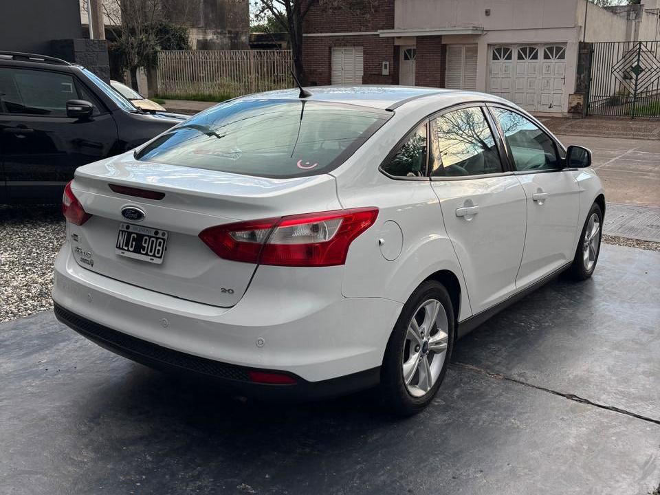 Ford Focus SE Plus 2.0L MT 4P