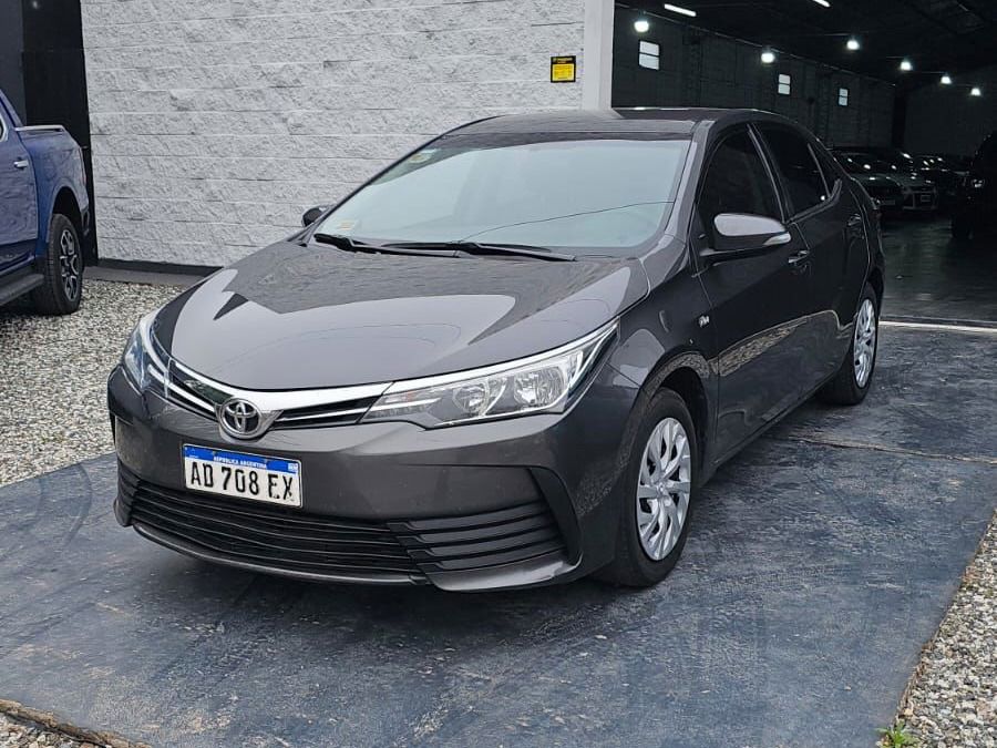Toyota COROLLA XLI 1.8 6M/T con GNC