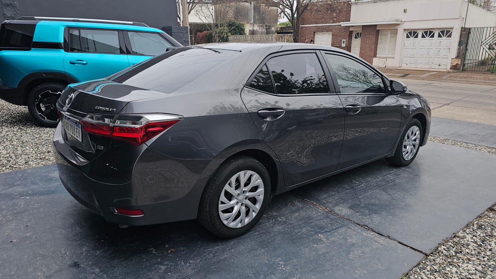 Toyota COROLLA XLI 1.8 6M/T con GNC